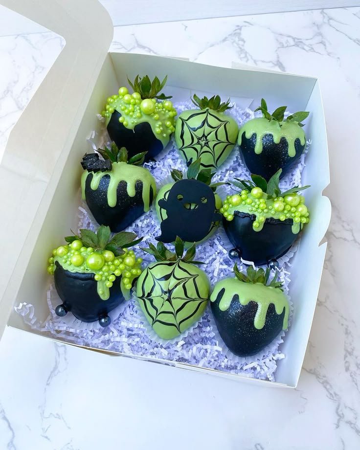 Spooky Halloween Treats: Green and Black Decorated Strawberries | Hallooween treats, Easy halloween strawberries, Halloween treats box ideas