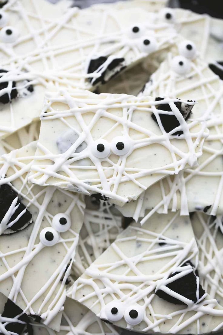 3 Ingredient Cookies n' Cream Mummy Bark Recipe | Halloween bark ideas easy, Golden oreo halloween bark, Halloween snacks