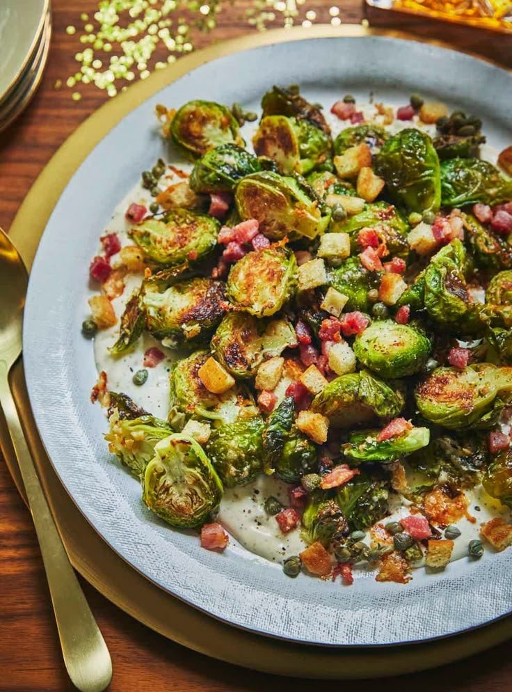 Choux de Bruxelles rôtis au parmesan, vinaigrette César | RICARDO