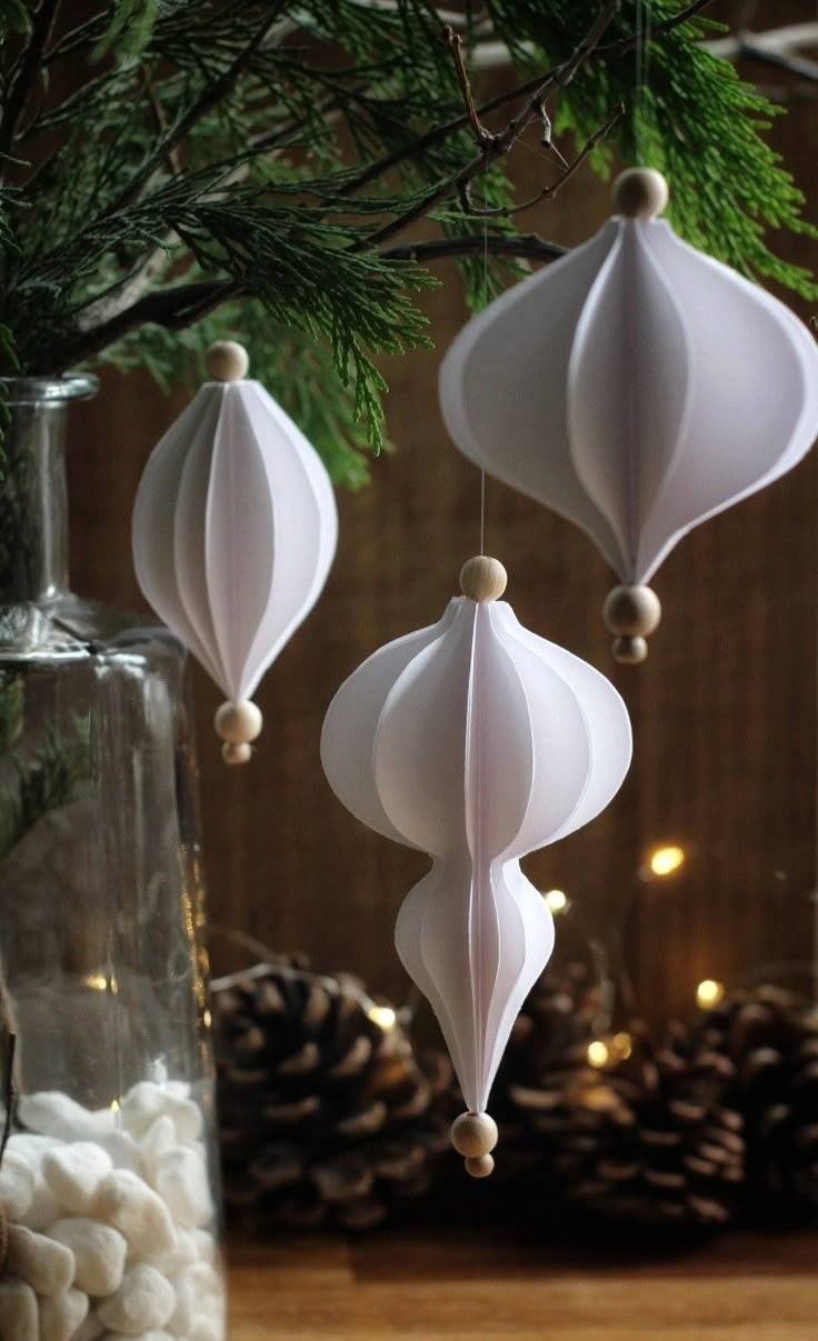 Weihnachtskugeln aus Papier