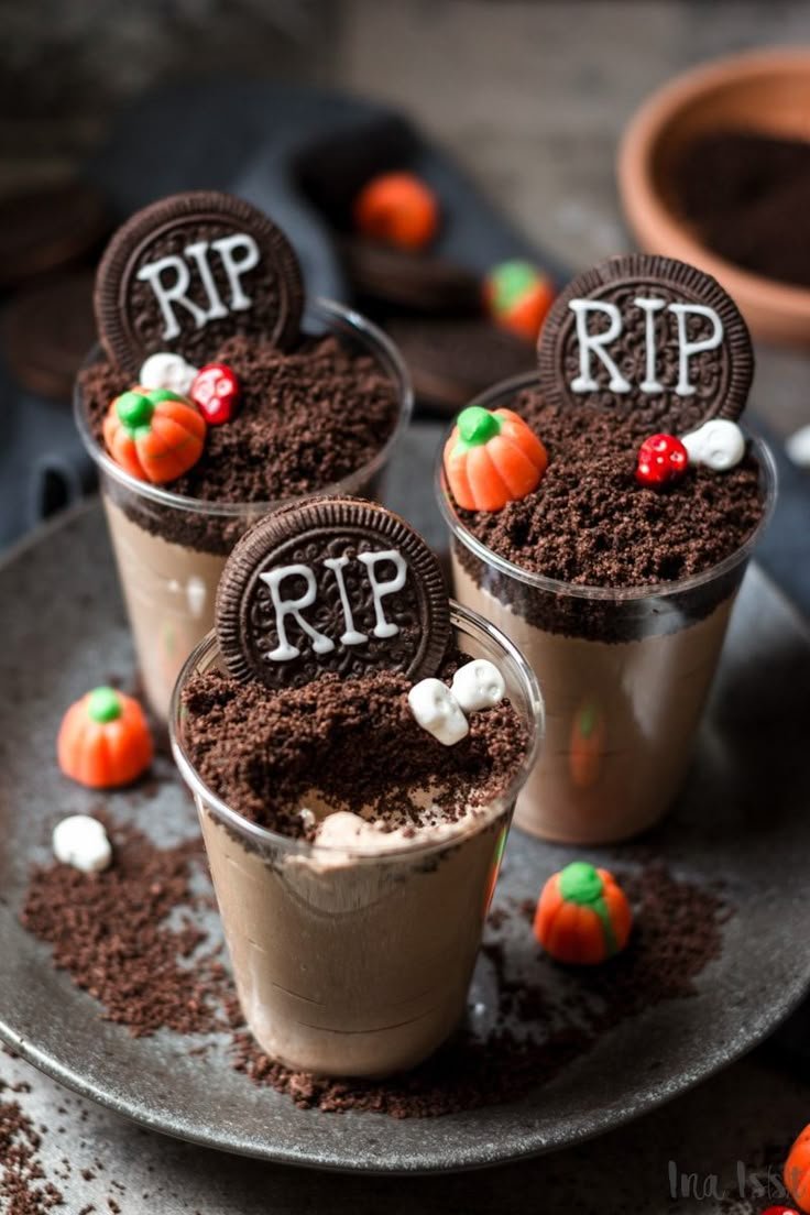 Gruselige Mousse au Chocolate - Halloween Dessert | Halloween-dessertideen, Halloween-mousse-kuchen, Halloween dessert einfach
