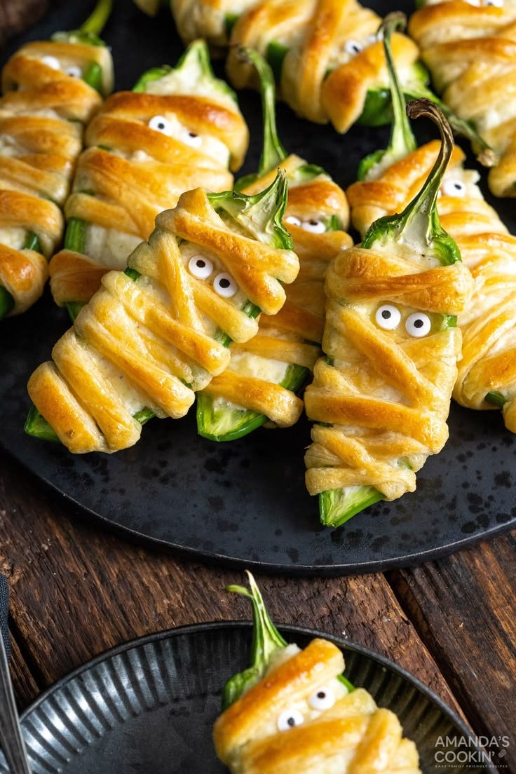 Momias de Chile - Deliciosos Jalapeños Rellenos de Queso Crema | Jalapeño mummies, Mummy wrapped jalapeno poppers, Mummy stuffed jalapenos
