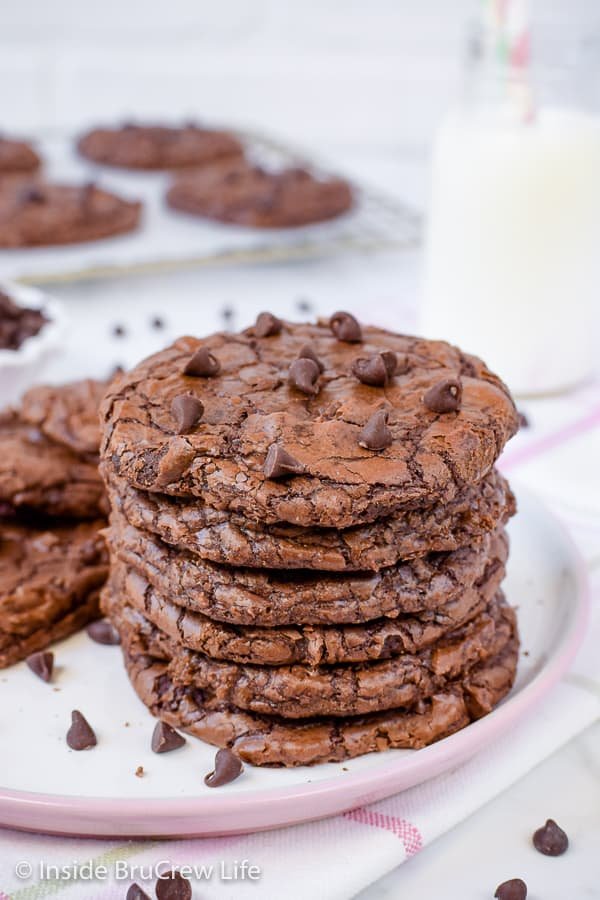 Brownie Cookies! ❤️ They are so chewy, chocolatey, and delicious. 

💕 Comment COOKIES below to have this recipe sent to you!
