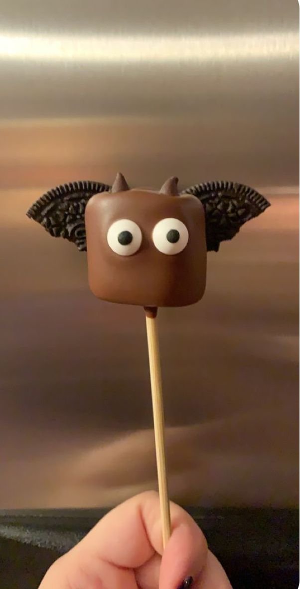 Marshmallow bats | Halloween chocolate mousse, Mini halloween treats, Halloween food treats