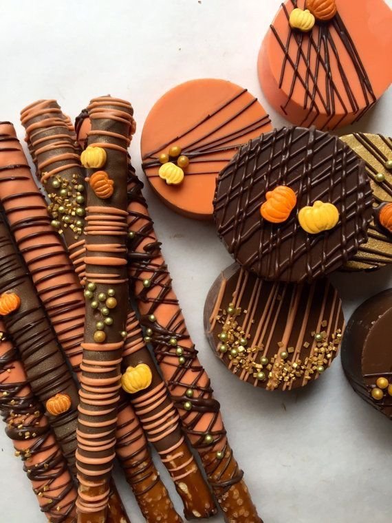 World of Curiosities | Chocolate Covered Oreo | Postres de otoño, Manzanas cubiertas de chocolate, Oreos cubiertos de chocolate