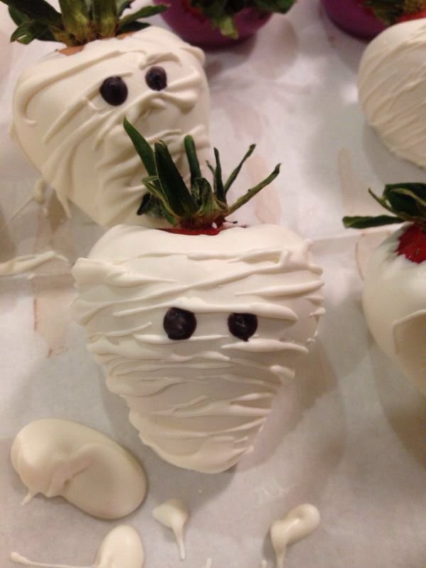 Chocolate covered strawberries for Halloween | Mummy strawberries halloween, Mummy chocolate strawberries, Chocolate covered fruit