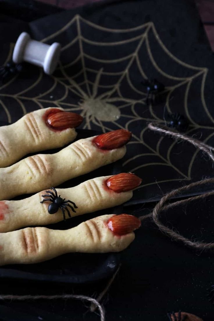 Die Hexenfinger-Kekse sind schnell und einfach gebacken und machen auch Kindern großen Spaß.

Sie bestehen aus normalem … | Halloween kekse, Erdbeeren marmelade, Lebensmittelfarbe