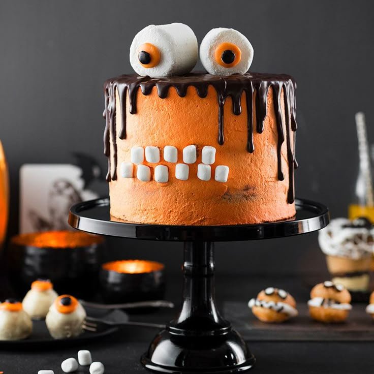 Monster-Torte und Snacks für Halloween | Halloween blechkuchen, Eulenkuchen, Monster kuchen