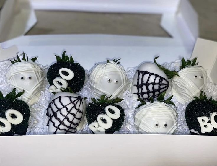 Halloween Chocolate Covered Strawberries | White chocolate covered strawberries halloween, Ghost face chocolate covered strawberries, Chocolate covered strawberry