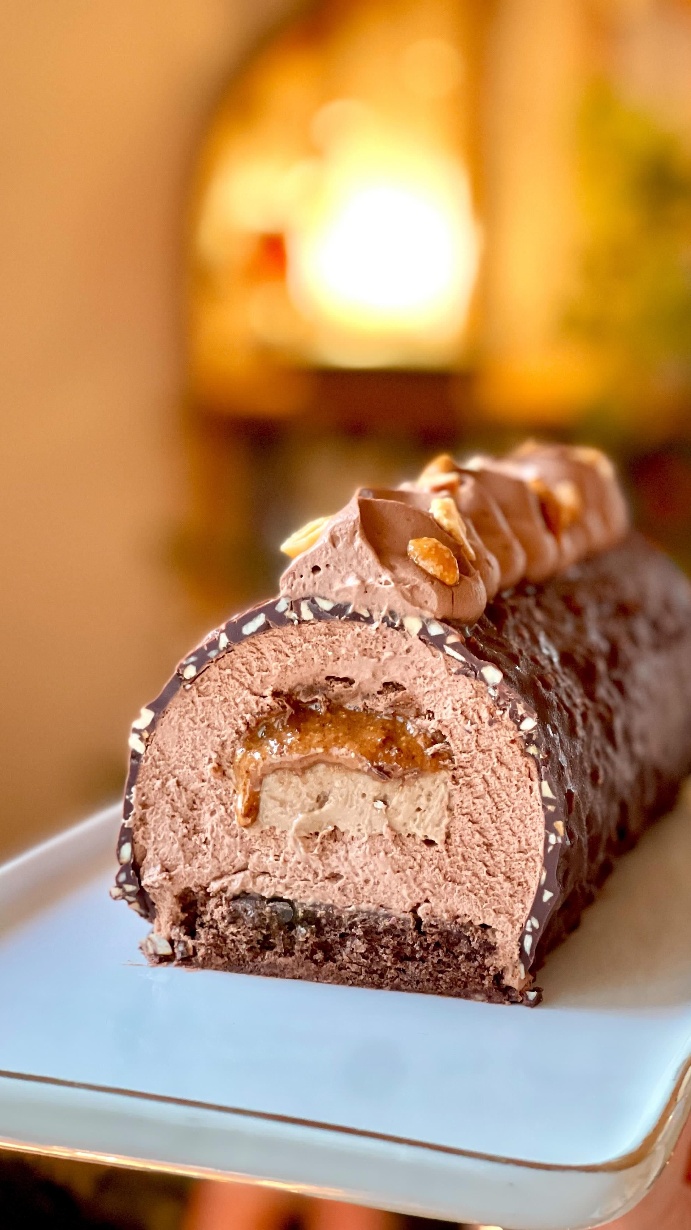 B&Ucirc;CHE CHOCOLAT PRALIN&Eacute; NOISETTE ✨ 👉 Commente &laquo; recette &raquo; et je t&rsquo;envoie la recette directement en MP 🫶 C&rsquo;est le moment&hellip; [Vid&eacute;o] | B&ucirc;che de No&euml;l marron glac&eacute;, G&acirc;teau r&eacute;veillon, B&ucirc;che No&euml;l recette