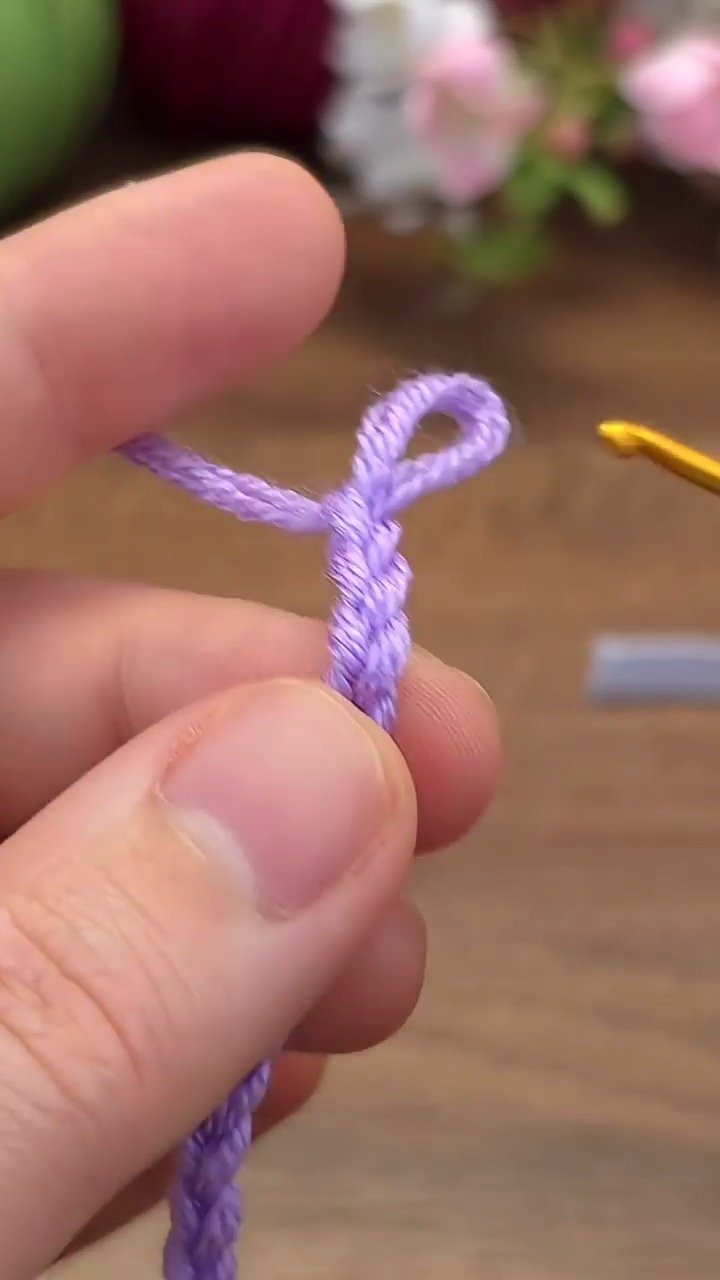 Häkeln direkt über ein elastisches Band?! 💡 Sieh dir an, wie man ein dehnbares, perfekt sitzendes Blumenhaarband macht...