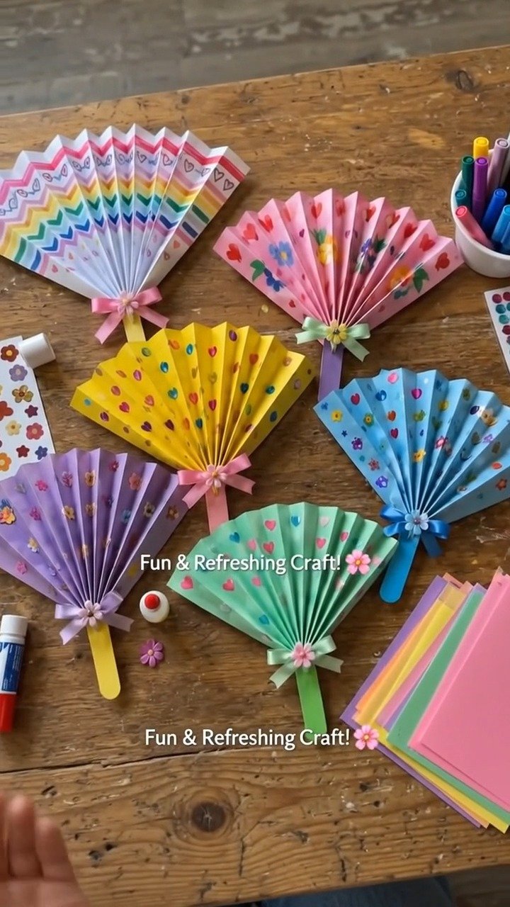 Falte bunten Papier zu einem schönen Handventilator, der sowohl dekorativ als auch nützlich für warme Sommertage ist.