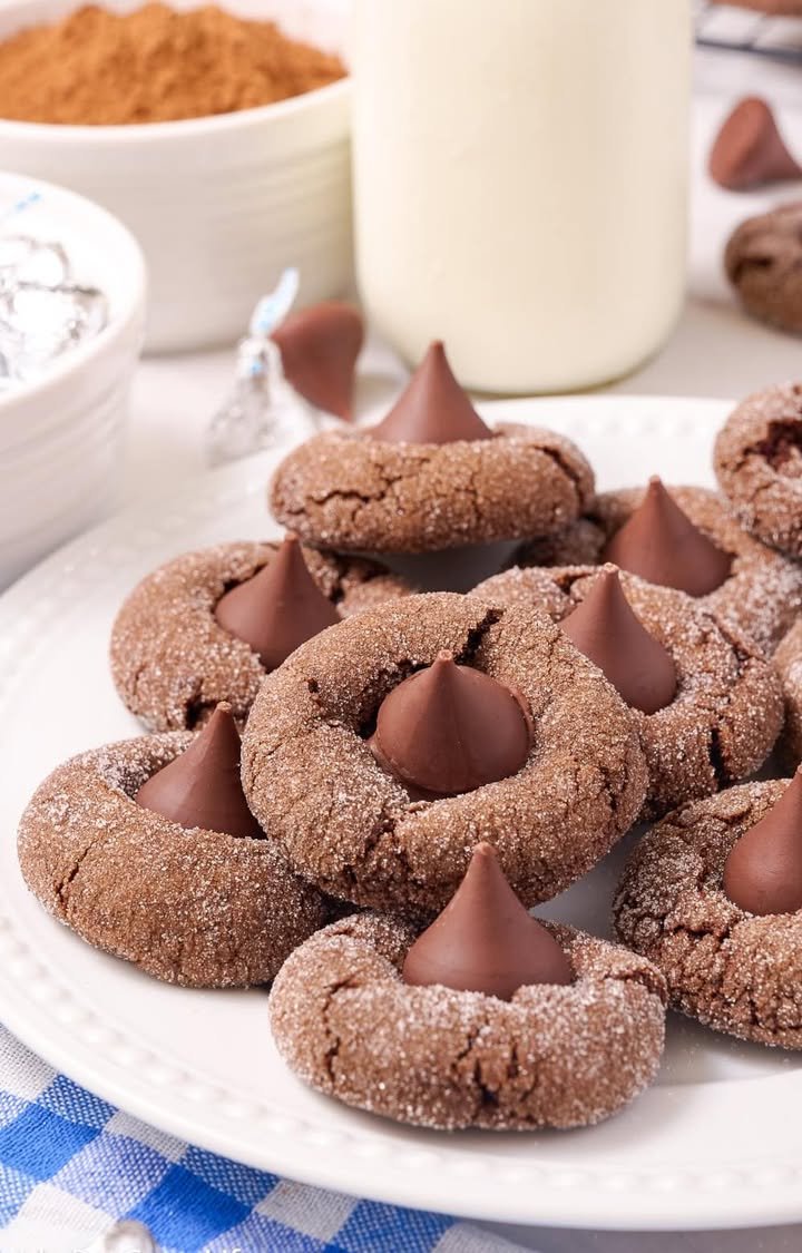Chocolate Blossom Cookies! 🤎 Soft and fudgy, with a delicious, crunchy sugar coating & a Hershey's Kiss.

💕 Comment BLOSSOM below to have this recipe sent to you.