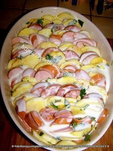 Pommes de terre à la cancoillotte, saucisses de Morteau et fumées.