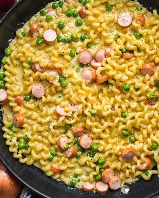 15 Minuten Schmelzkäse Pasta mit Würstchen