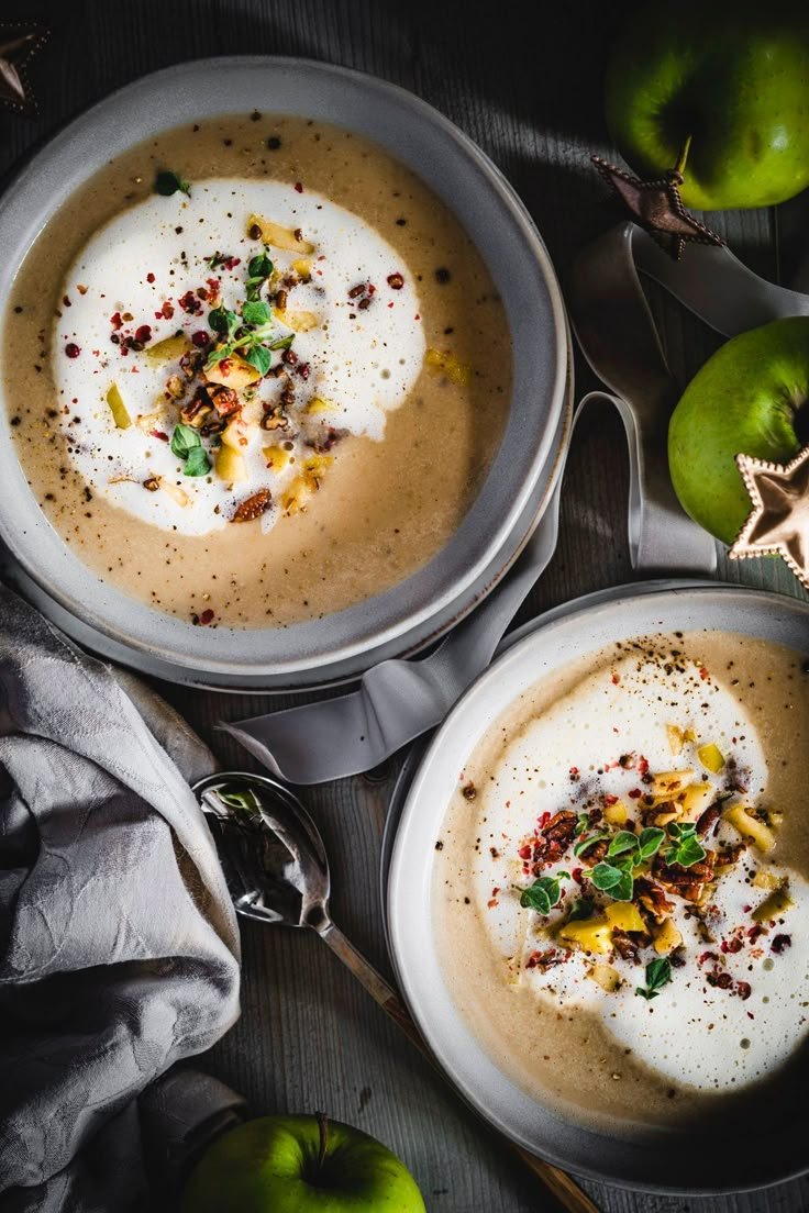 Cremige Maronensuppe mit feinem karamellisierten Apfel - Perfekte Vorspeise für Weihnachten - Tinast