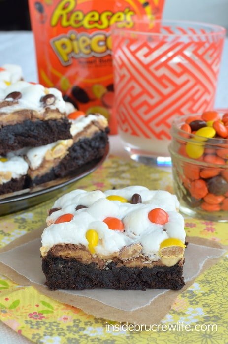 Reese's Rocky Road Brownies! 🧡 Fudge brownies topped with peanut butter cups, peanuts, marshmallows, & Reese's Pieces.

💕 Comment BROWNIES below to have this recipe sent to you.