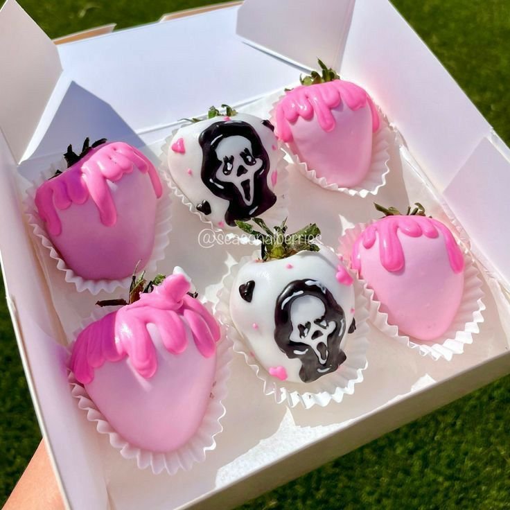 Halloween Themed Chocolate Covered Strawberries | Романтические подарки, Дизайнерские торты, Леденцы
