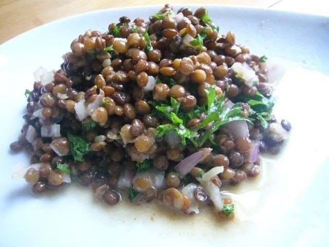 Salade de lentilles toute fraîche pour une journée chaude