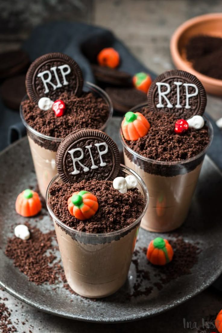 Gruselige Mousse au Chocolate - Halloween Dessert | Halloween-dessertideen, Halloween-mousse-kuchen, Halloween dessert einfach