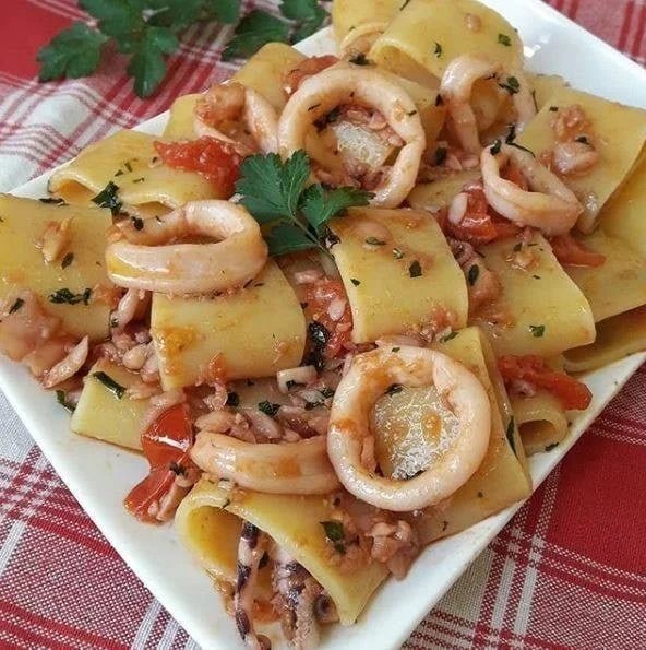 Calamarata con Sugo di Calamari e Pomodorini