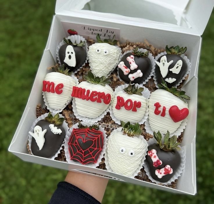 Spooky strawberries for boyfriend | Halloween theme strawberries, Halloween chocolate covered strawberries for boyfriend, Halloween strawberry