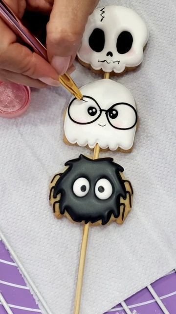 Cookie design ideas | Royal icing cookie ideas, Cute halloween cookies royal icing, Galletas halloween