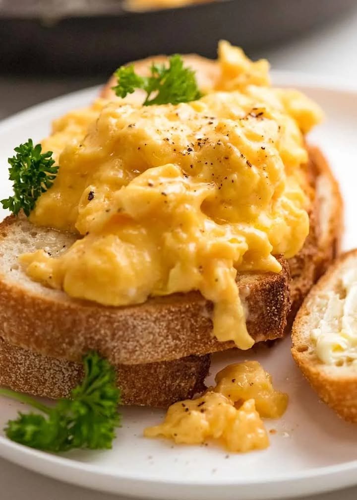 Oeufs brouill&eacute;s cr&eacute;meux