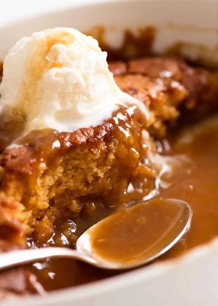 Gâteau de pudding au butterscotch à sauce caramel