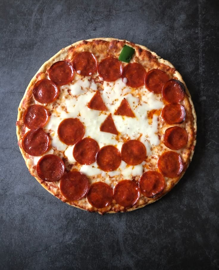 Spooky Jack-O'-Lantern Pizza Recipe | Jackolantern pizza, Pizza halloween ideas, Spooky pizza