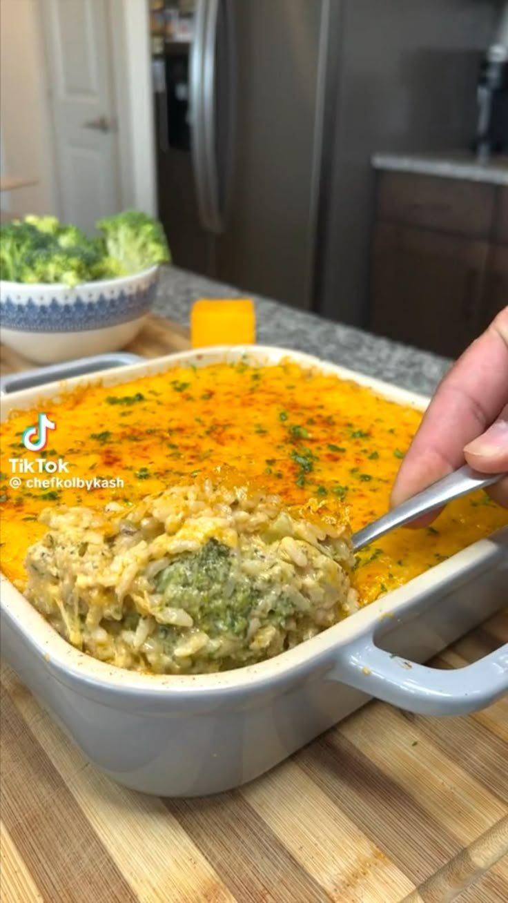 CHEESY CHICKEN , BROCCOLI & RICE CASSEROLE 🥘🥦🧀😋
