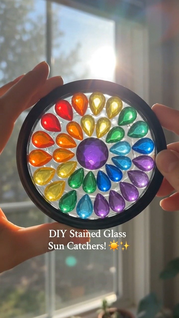 Recycelte Plastikdeckel werden zu bunten Fensterschmuck mit durchscheinenden Designs, die in einem sonnigen Fenster leuchten.