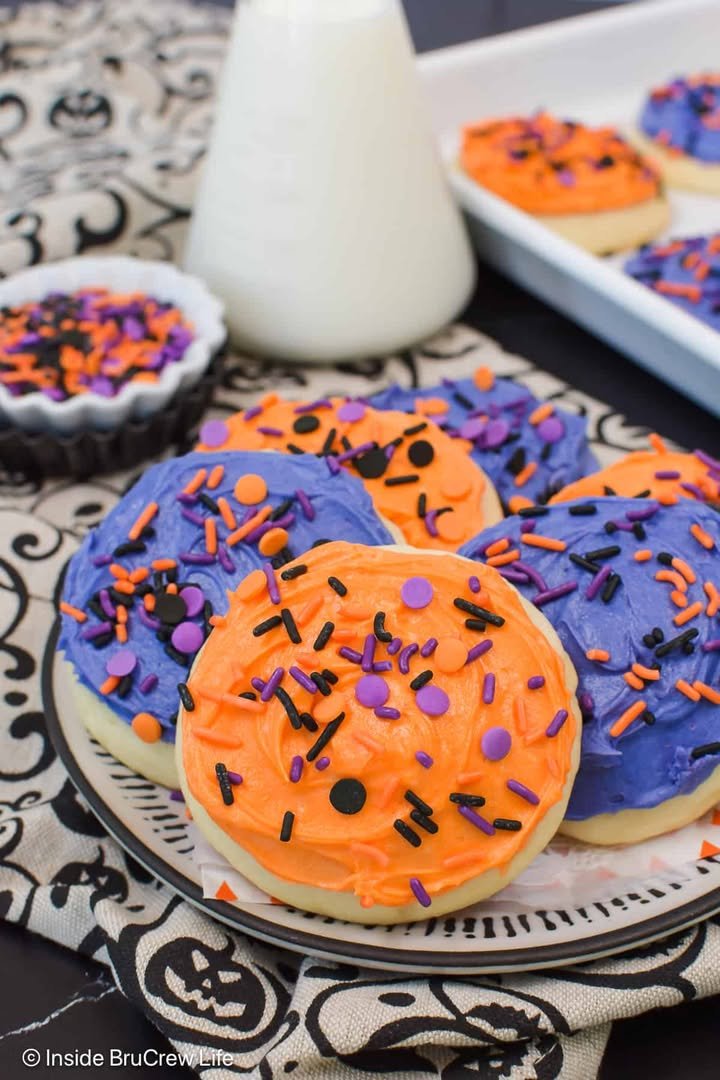 Frosted Sugar Cookies! 💜 These soft cookies with sweet buttercream will melt in your mouth!

💕 Comment COOKIES below to have this recipe sent to you.