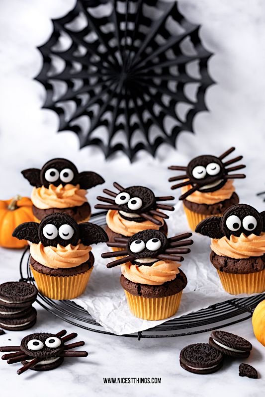 Fledermaus Cupcakes und Spinnen Cupcakes: ein Halloween Rezept für Oreo Cupcakes - Nicest Things