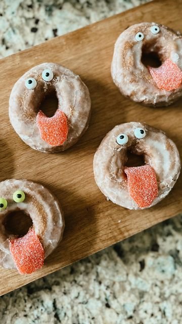 Easy DIY Spooky Snacks for Halloween Party | Donut wreath diy, Donut halloween treats, Spooky donut decorations