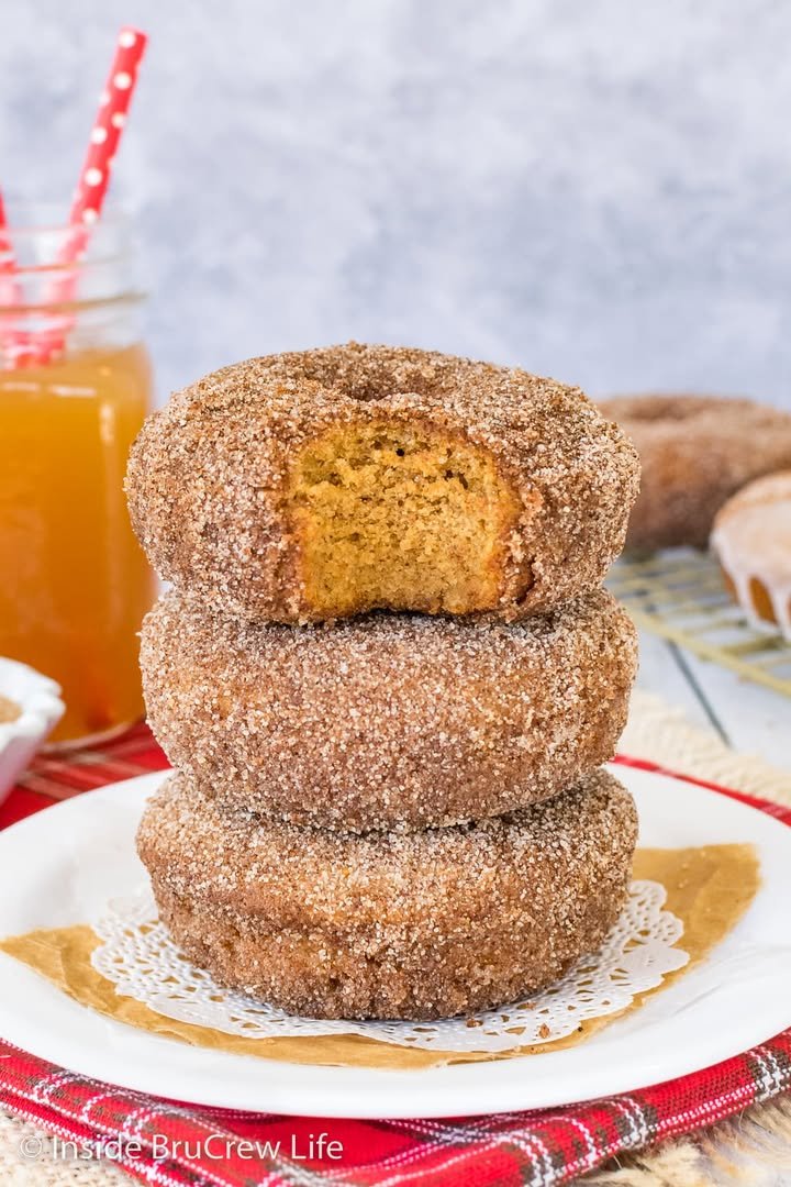 Apple Cider Donuts! 🍎 These baked cake donuts are coated in butter and cinnamon sugar. Perfect for fall mornings!

💕 Comment DONUT below to have this recipe sent to you.