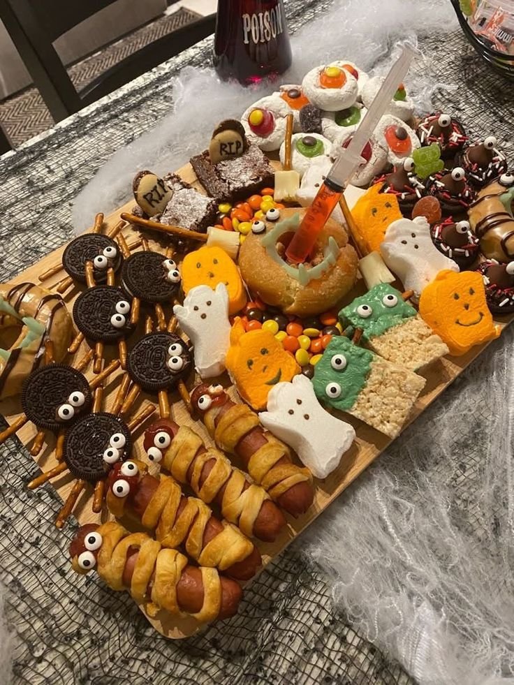 Halloween snack boards for kids | Halloween treats charcuterie board, Halloween dessert board ideas, Halloween food for party
