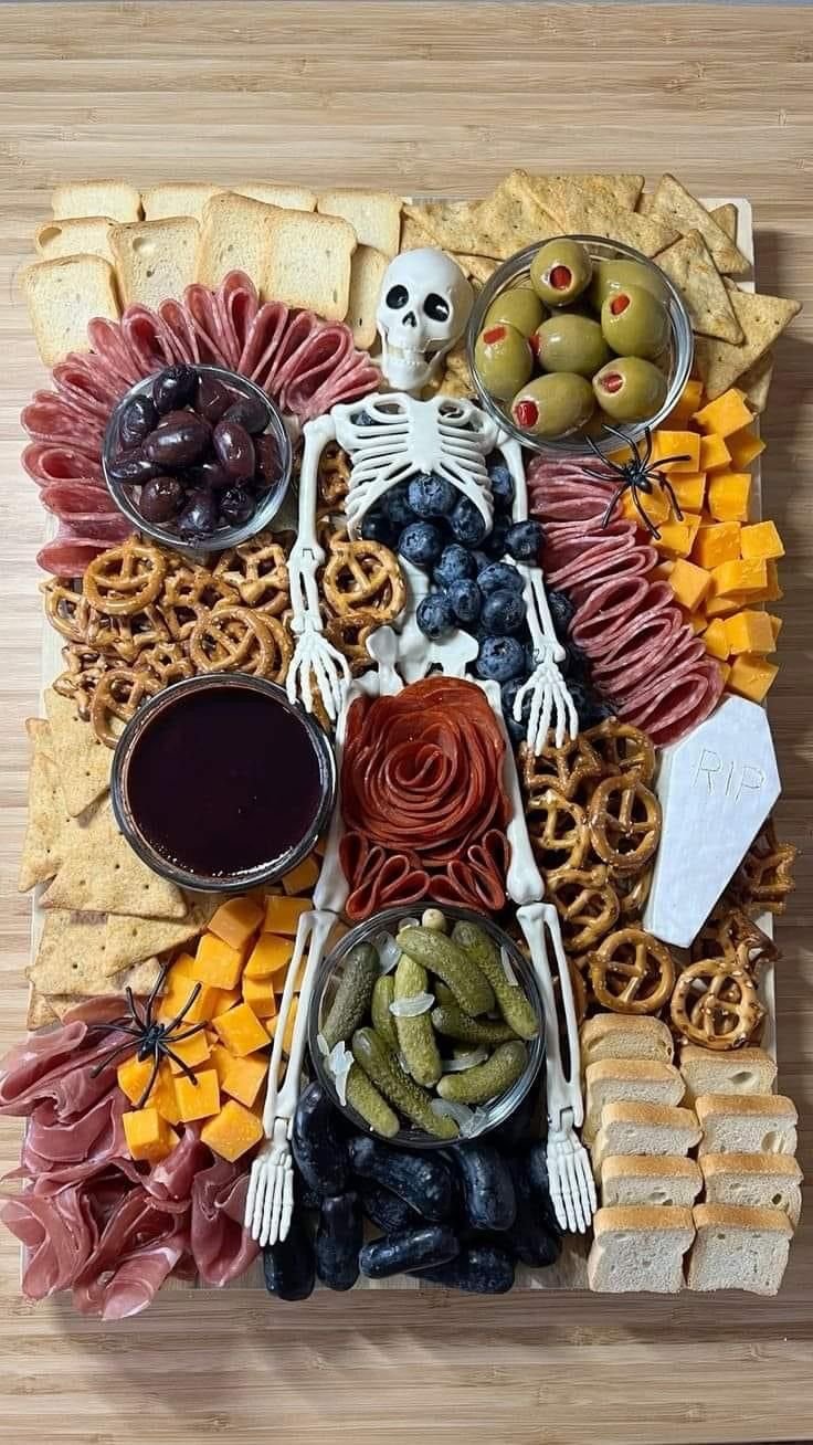 Halloween Charcuterie Board Inspiration | Apero dinatoire halloween, Gateau halloween facile, Apéritif dinatoire halloween