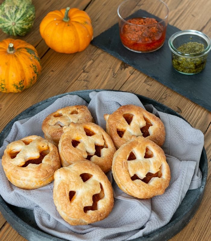 Lekkere Bladerdeeghapjes met vers bladerdeeg op rol | Rezept | Halloween blätterteig herzhaft, Halloween essen blätterteig, Halloween snacks blätterteig
