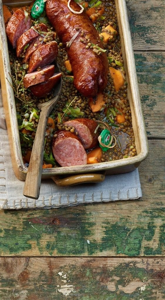 Waadtländer Saucisson auf Linsen-Kürbis-Gemüse | Recette | Grande casserole d'hiver réconfortante, Idées faciles pour un dîner en famille, Recette de saucisse maison