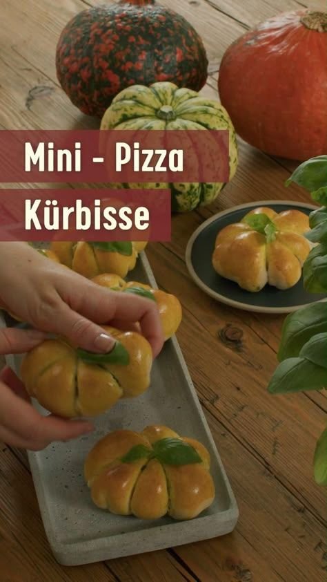 Mini Pizza-Kürbisse | Rezept | Halloween kochen, Halloween jause, Fingerfood halloween rezepte herzhaft