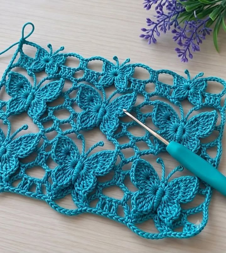 🦋🩵 DIESSEN SCHMETTERLINGSSTICH IST ABSOLUT MAGISCH! Sieh dir an, wie diese 3D-Schmetterlinge direkt aus dem Spitzengeflecht flattern! 😍 Möchtest du das kostenlose Muster und das Schritt-für-Schritt-Video-Tutorial?