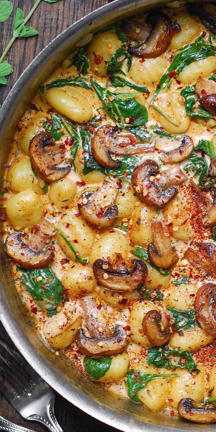 Creamy Spinach and Mushroom Gnocchi with Garlic and Smoked Paprika Cream Sauce. | Healthy recipes, G