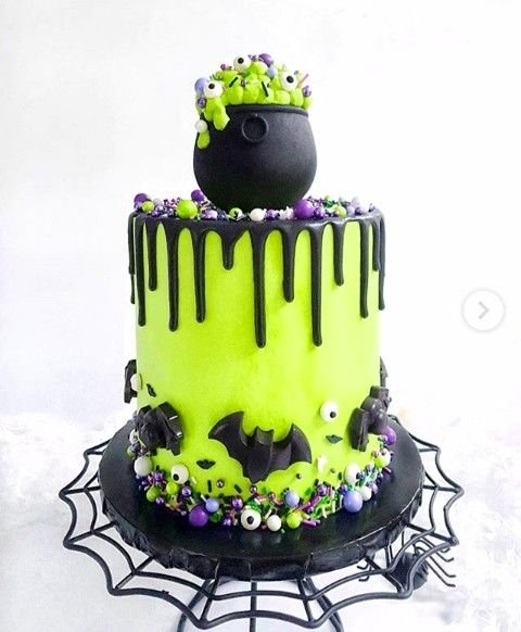 Spooky Halloween Cake with Green and Black Frosting | Witch theme cake, Green and white halloween cake, Halloween cake ideas