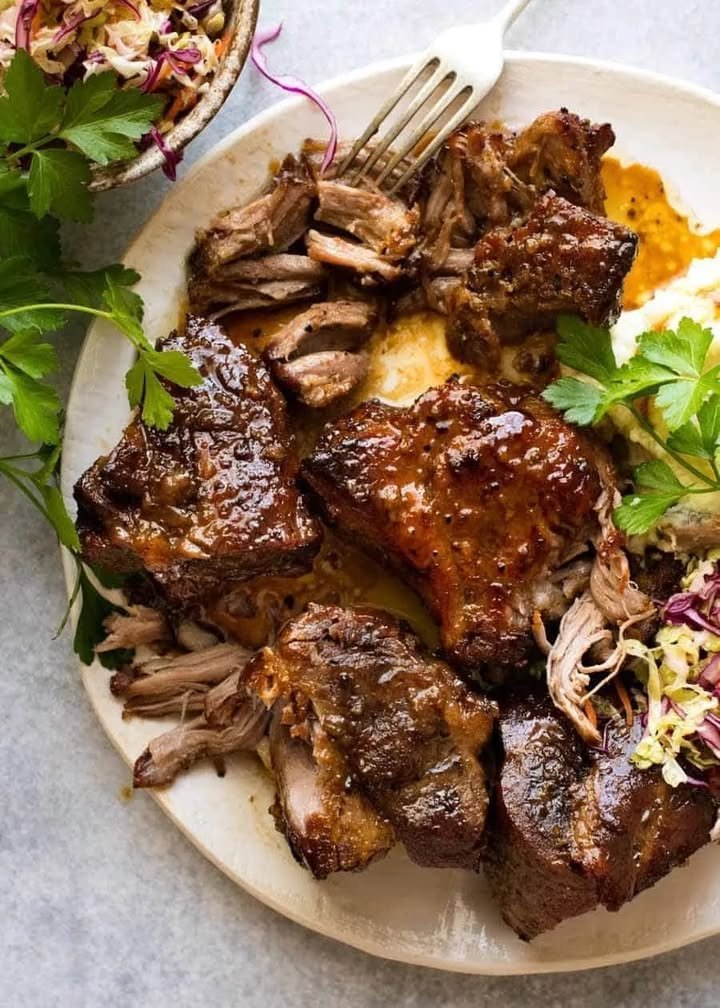 Porc r&ocirc;ti au beurre &agrave; l'ail et au sucre brun