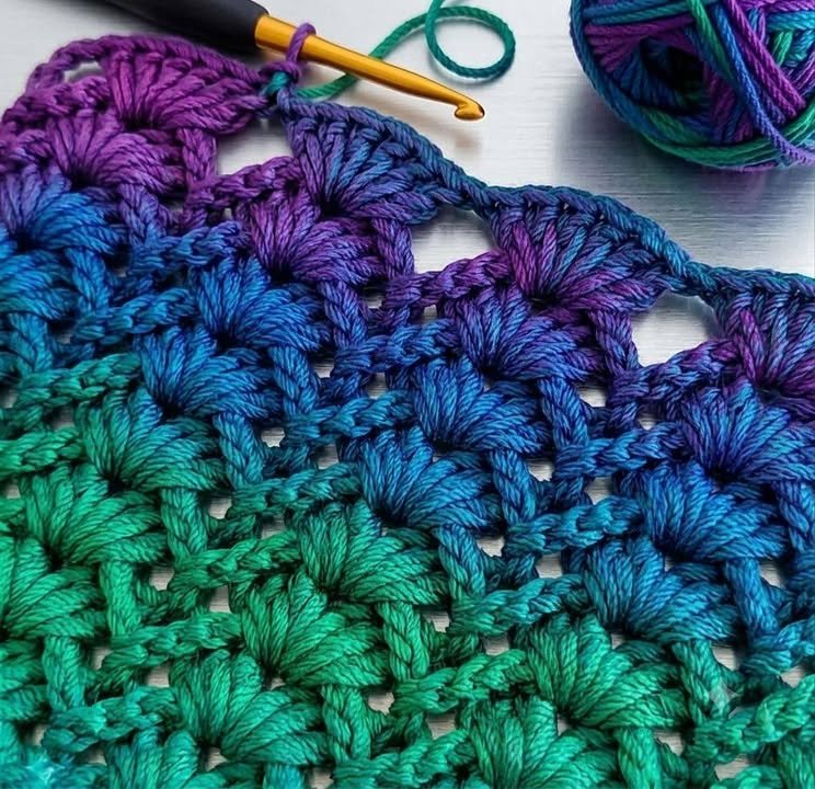 🧶 SIEHT KOMPLIZIERT AUS, ABER ES MACHT SO VIEL SPAß! 🌟 Lernen Sie, wie man mehrfarbige, gemusterte Wolle mit strukturierten Muschel-Clustern kombiniert, um diesen mühelosen 3D-Effekt zu erzeugen. Wer möchte das zu seinem W... hinzufügen?