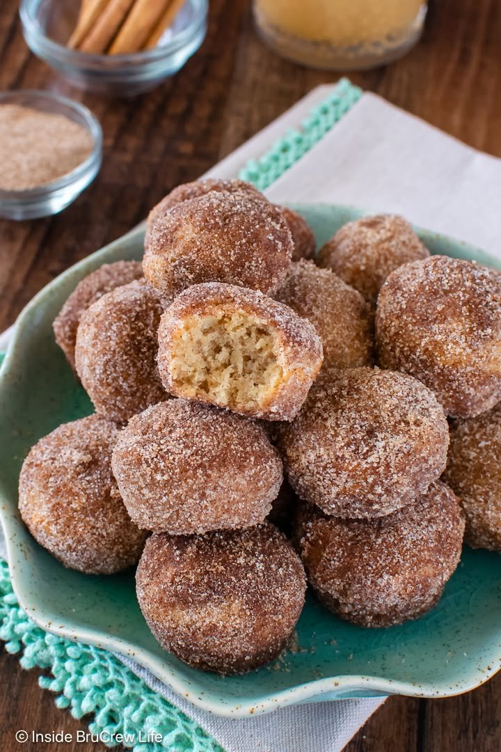 Apple Cider Donut Holes! 🍎 Soft & fluffy inside with a crunchy cinnamon sugar coating outside!

💕 Comment DONUT below to have this recipe sent to you!