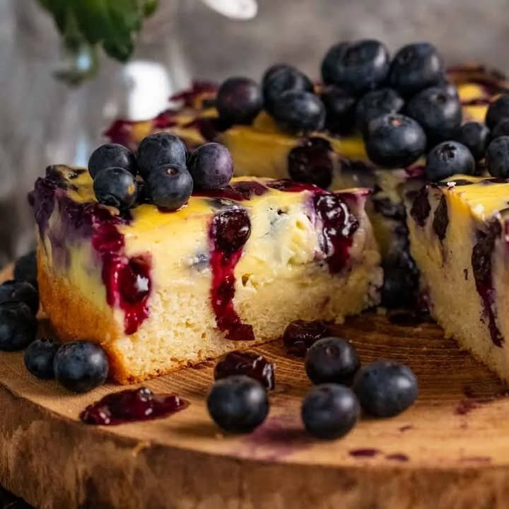 G&acirc;teau vanille avec cr&egrave;me anglaise et myrtilles