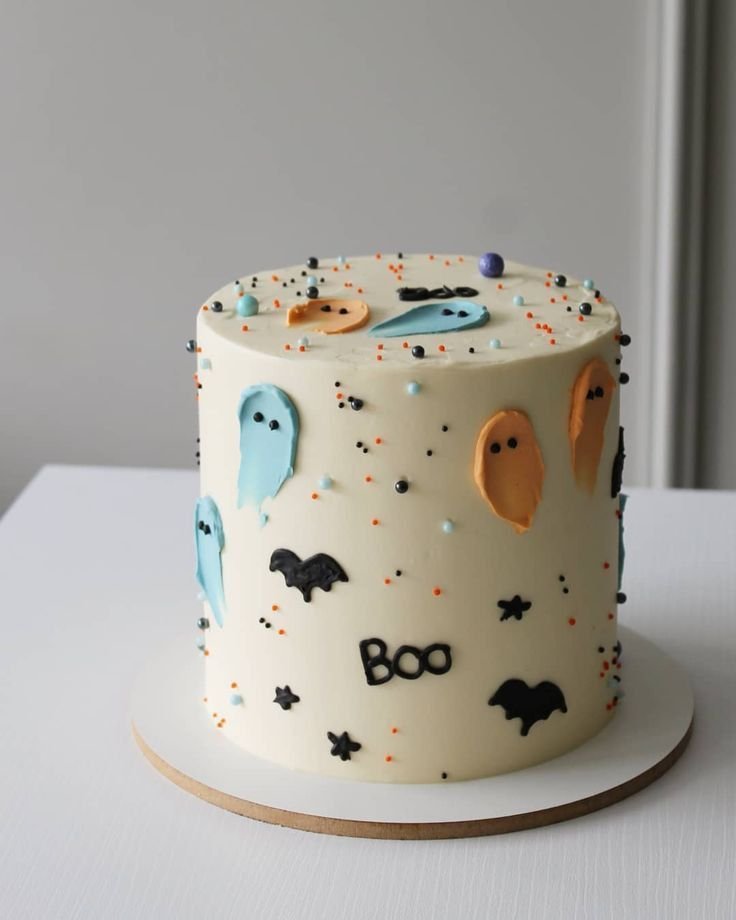 Bolo de aniversário com fantasmas e confeitos | Cute halloween birthday cake, Halloween themed smash cake, Happy halloween cake