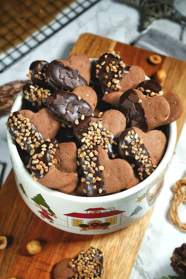 Nougat Plätzchen Rezept - einfach und lecker - einfaches Rezept für Nougat Kekse | Herzförmige dessertideen, Schokoladenüberzogene herzförmige kekse, Weihnachts-schokoladenkekse